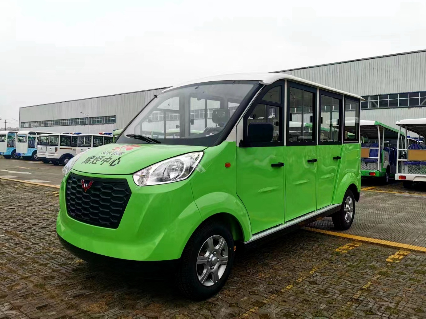五菱M系列8座封闭式观光车