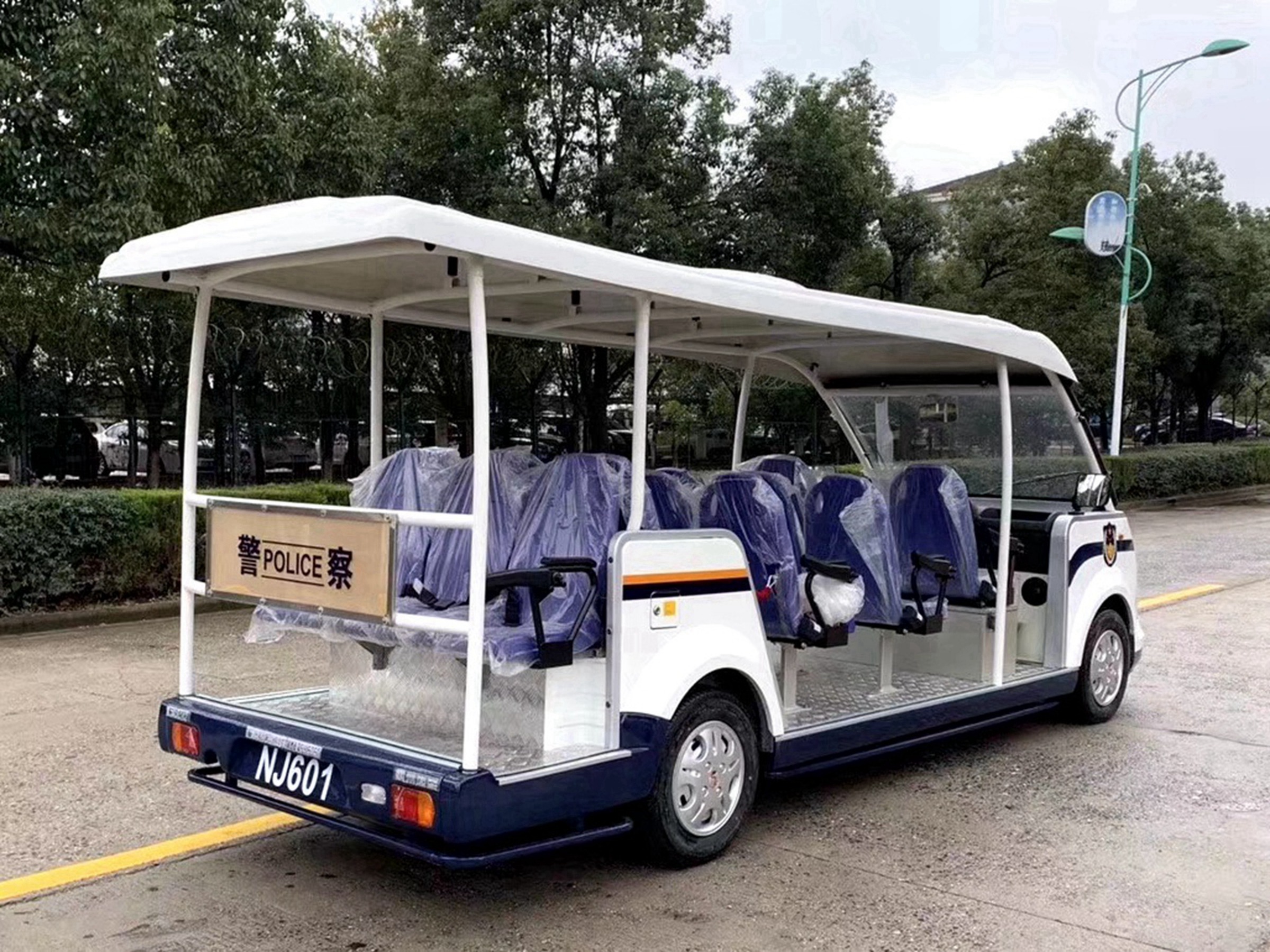 五菱威威系列8座巡逻车