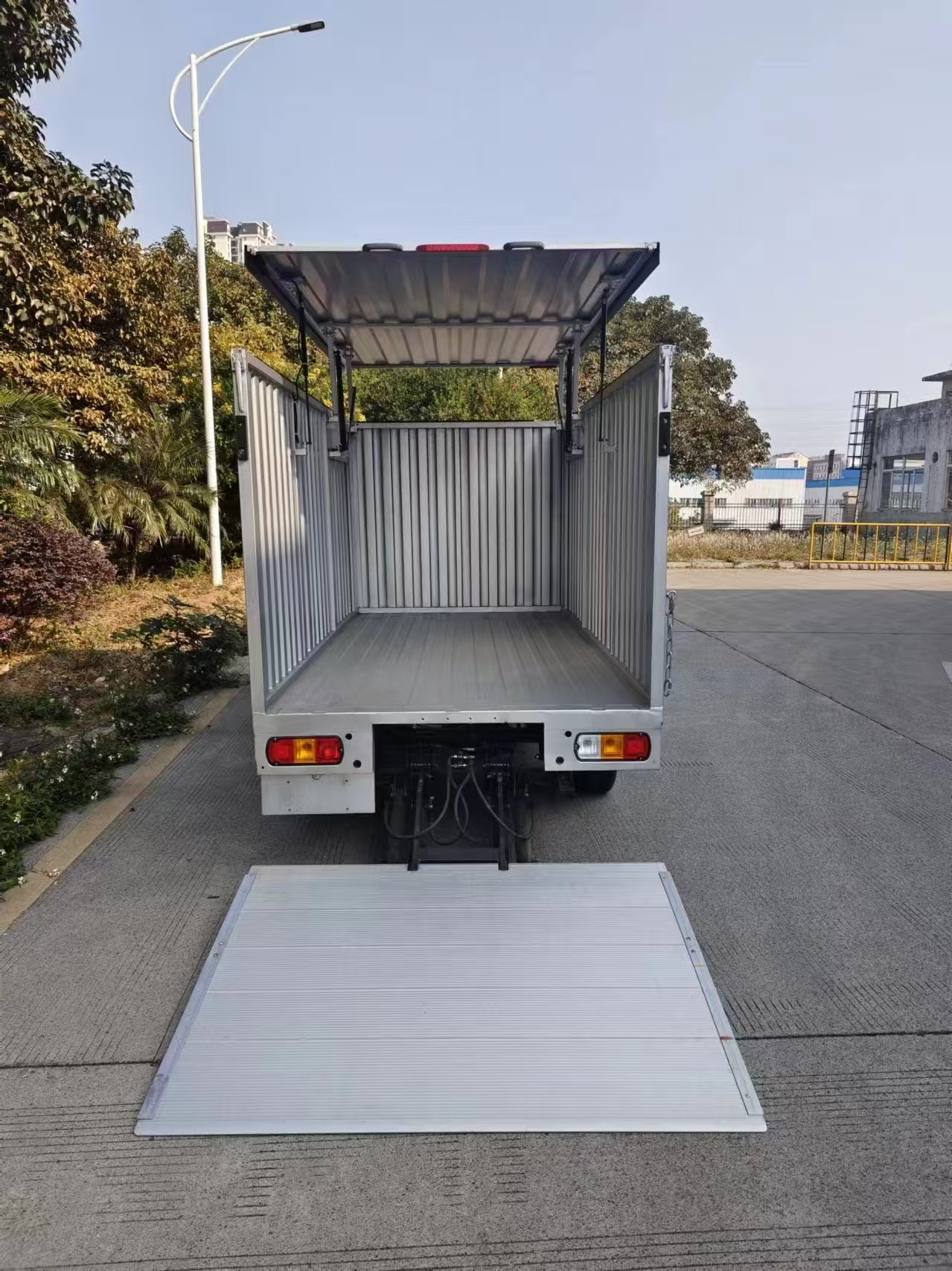 五菱垃圾运输车-平板式桶装垃圾 载重可达500KG