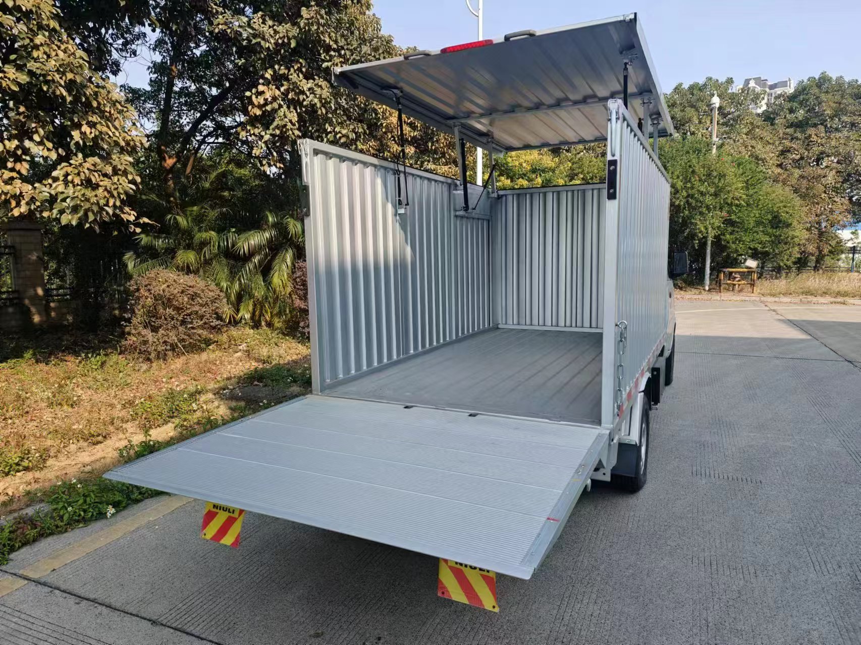 五菱垃圾运输车-平板式桶装垃圾 载重可达500KG