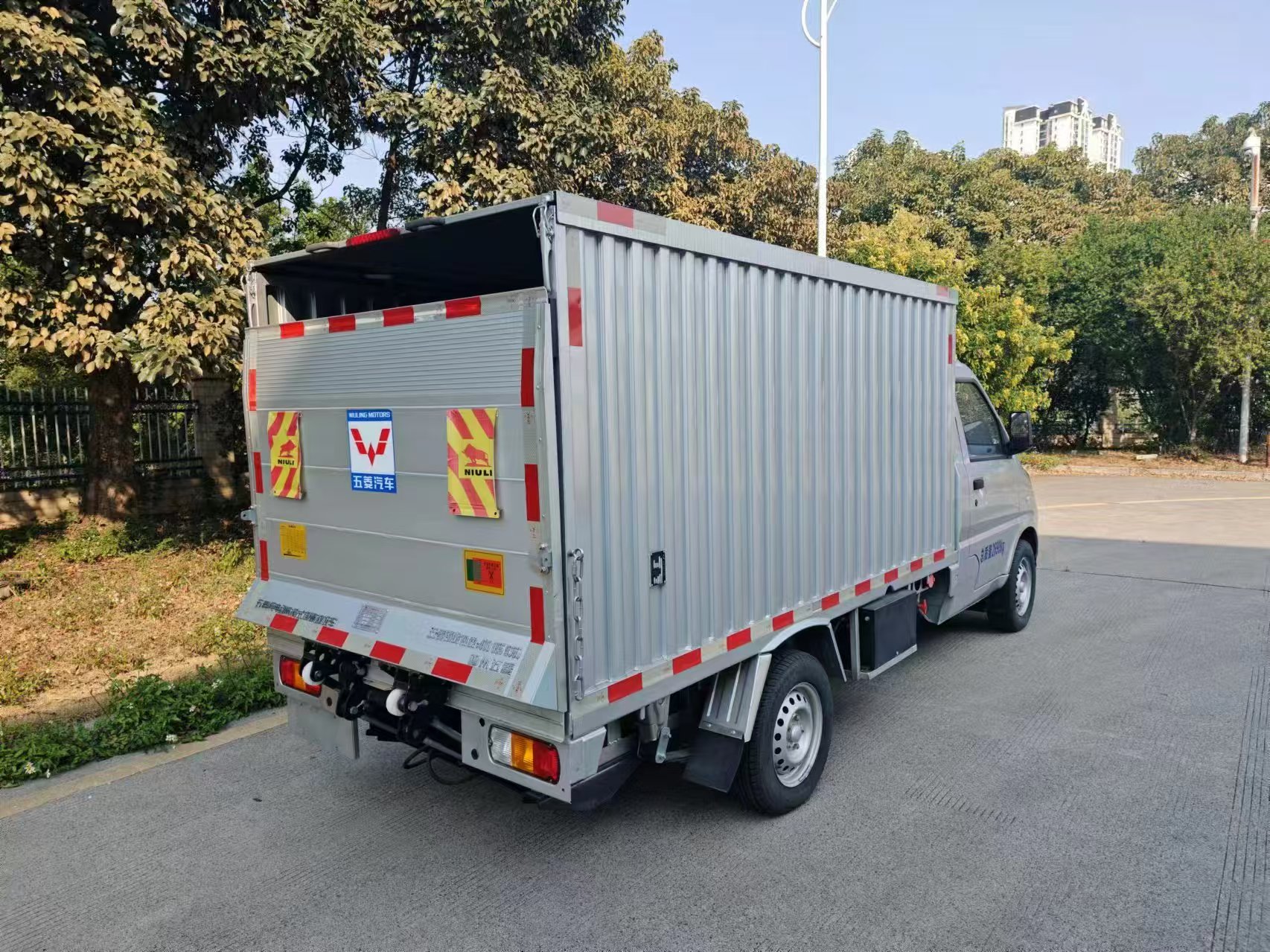 五菱垃圾运输车-平板式桶装垃圾 载重可达500KG